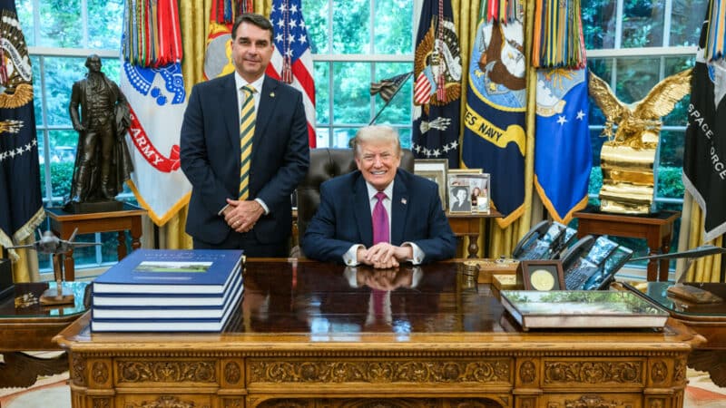Flávio Bolsonaro ao lado de Donald Trump na Casa Branca