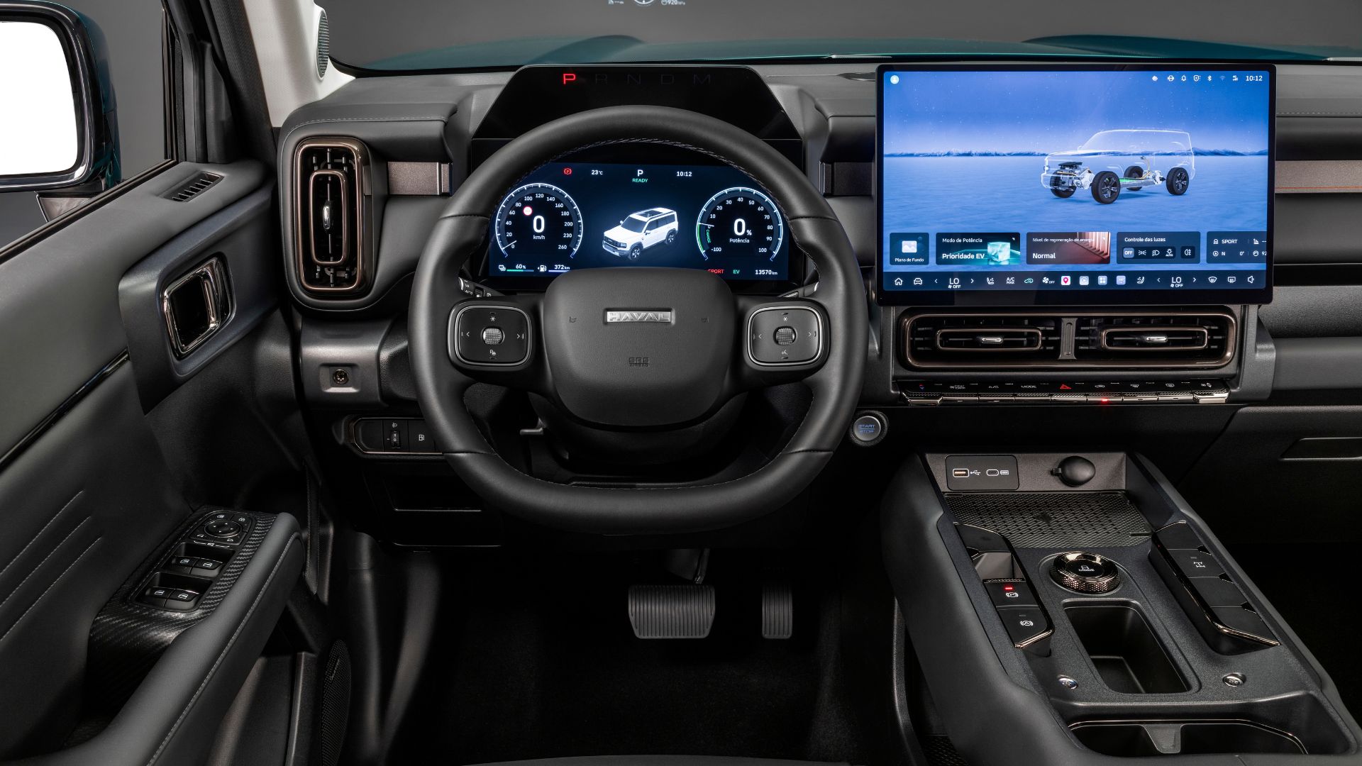 Interior do GWM Haval H7, com volante multifuncional de couro com o logotipo Haval, painel de instrumentos digital, tela central de infoentretenimento de grande porte exibindo uma imagem do veículo, console central com seletor de marcha giratório e acabamento em preto com detalhes em carbono