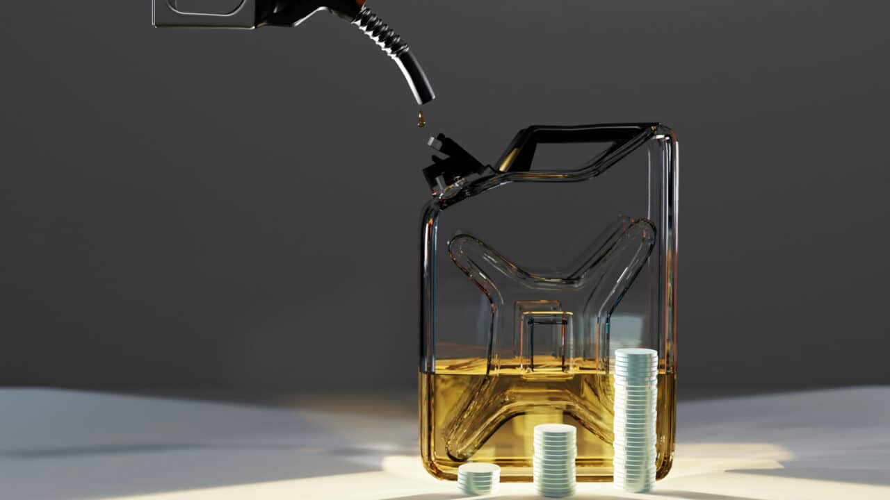 Foto de um galão transparente de gasolina sendo enchido
