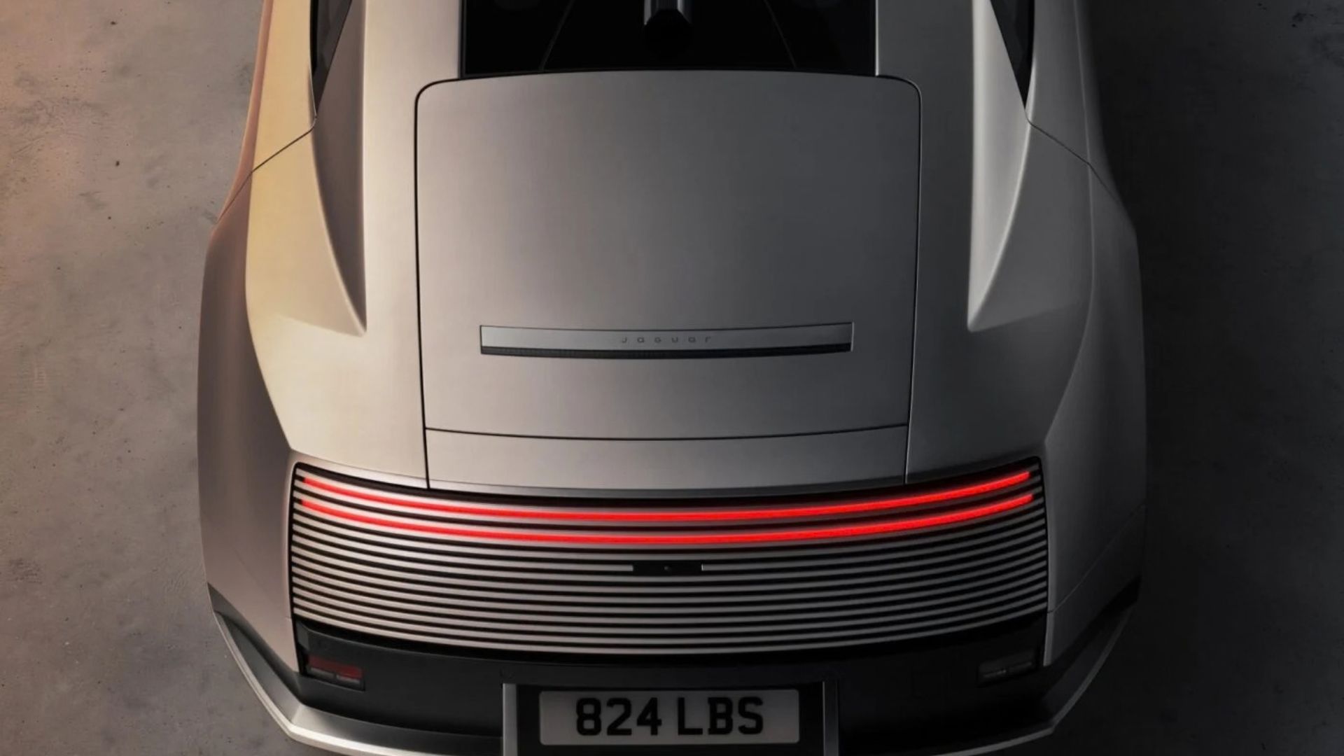 Detalhe da traseira do Jaguar Type 01, com destaque para a grade horizontal iluminada, o logotipo Jaguar centralizado e os faróis de LED finos