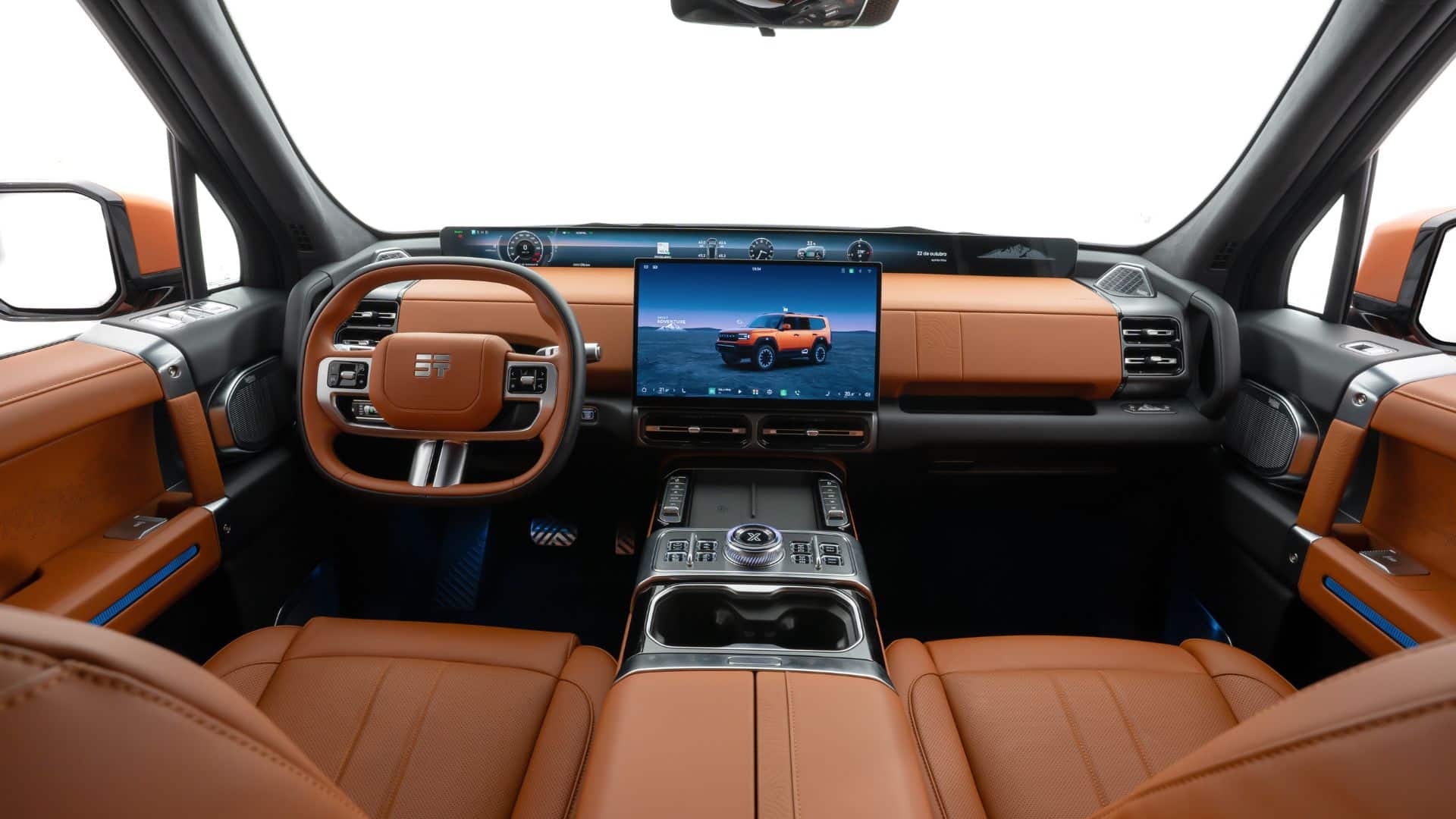 Painel frontal do JETOUR G700, mostrando o volante com acabamento em couro, a ampla tela panorâmica de instrumentos, a central multimídia vertical e o console central com detalhes metálicos e iluminação azul
