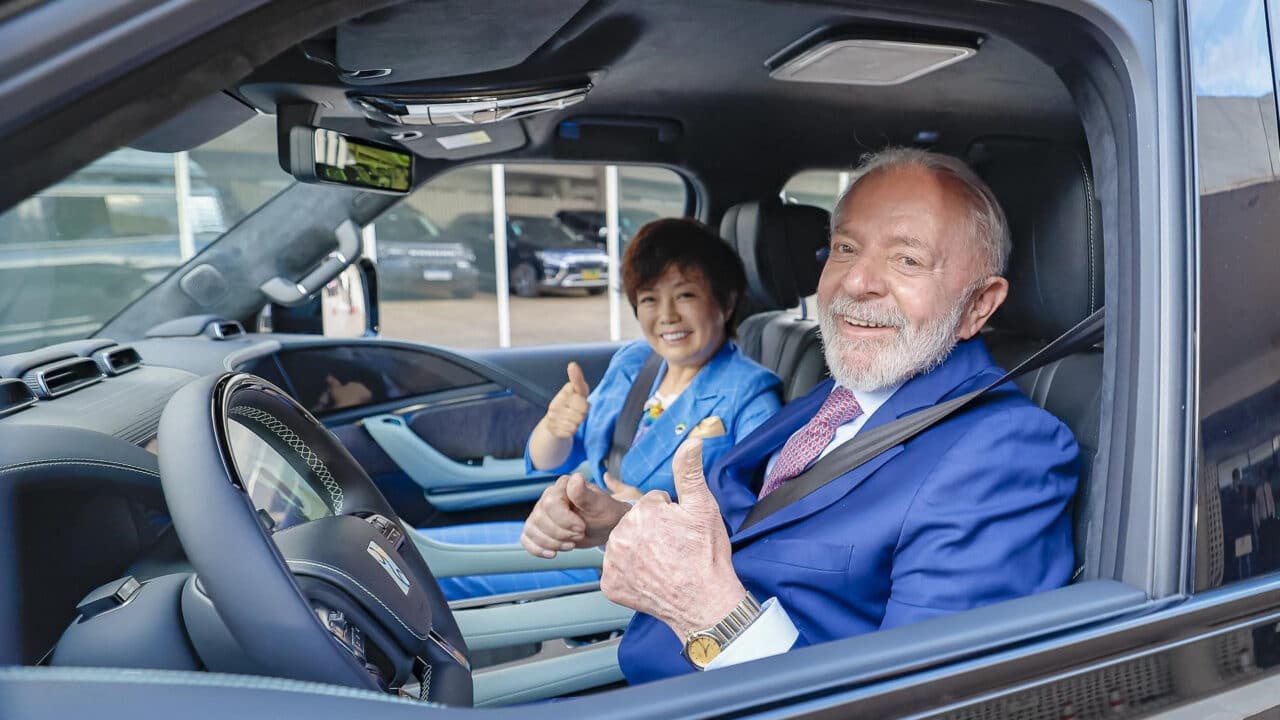 Lula num carro, no assento do motorista, com a vice-presidente da BYD, Stella Li