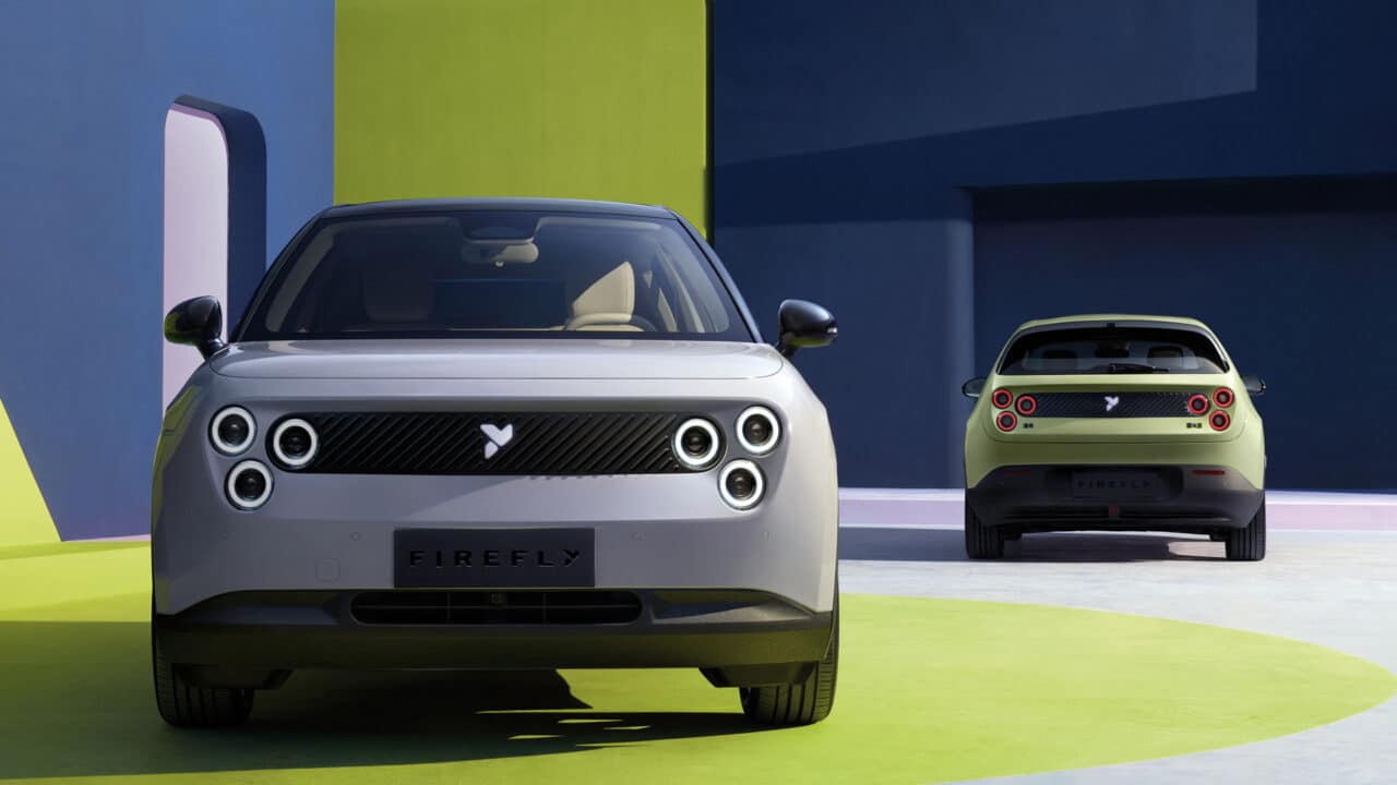 Dois carros Nio Firefly de frente e por trás