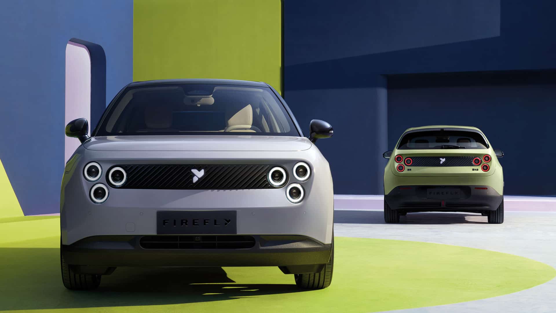 Dois carros Nio Firefly de frente e por trás