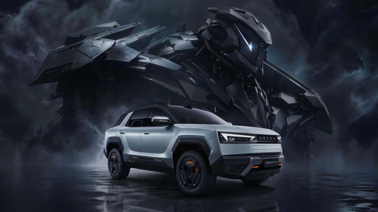 O OMODA X prata aparece em destaque na frente de um gigantesco robô mecha negro e prateado, em um cenário noturno com reflexos no chão molhado. A imagem reforça a inspiração futurista e mecânica do design do carro