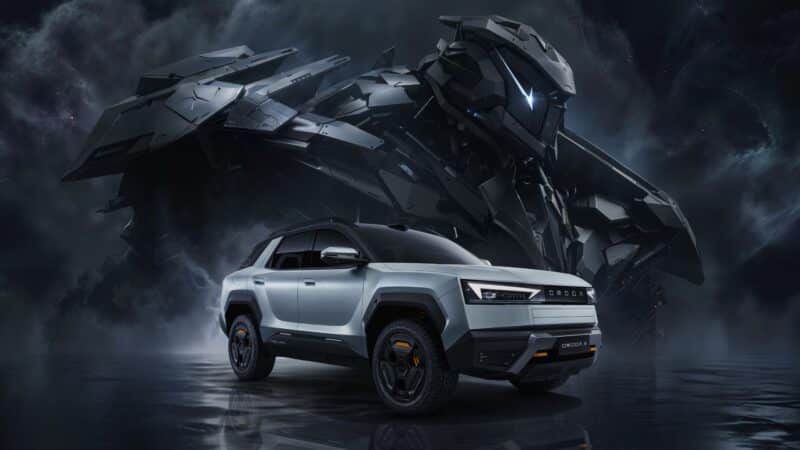 O OMODA X prata aparece em destaque na frente de um gigantesco robô mecha negro e prateado, em um cenário noturno com reflexos no chão molhado. A imagem reforça a inspiração futurista e mecânica do design do carro