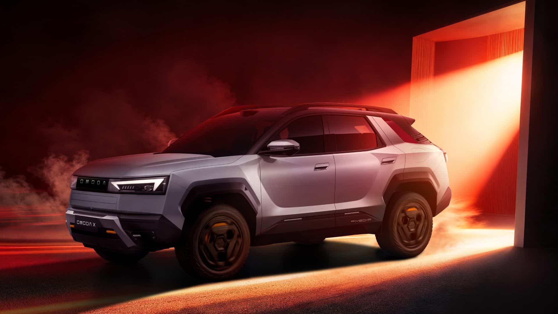 Vista três quartos frontal do OMODA X em um cenário com fumaça e iluminação vermelha intensa saindo de um portal geométrico. O veículo prata exibe seu design angular e as rodas com detalhes em laranja