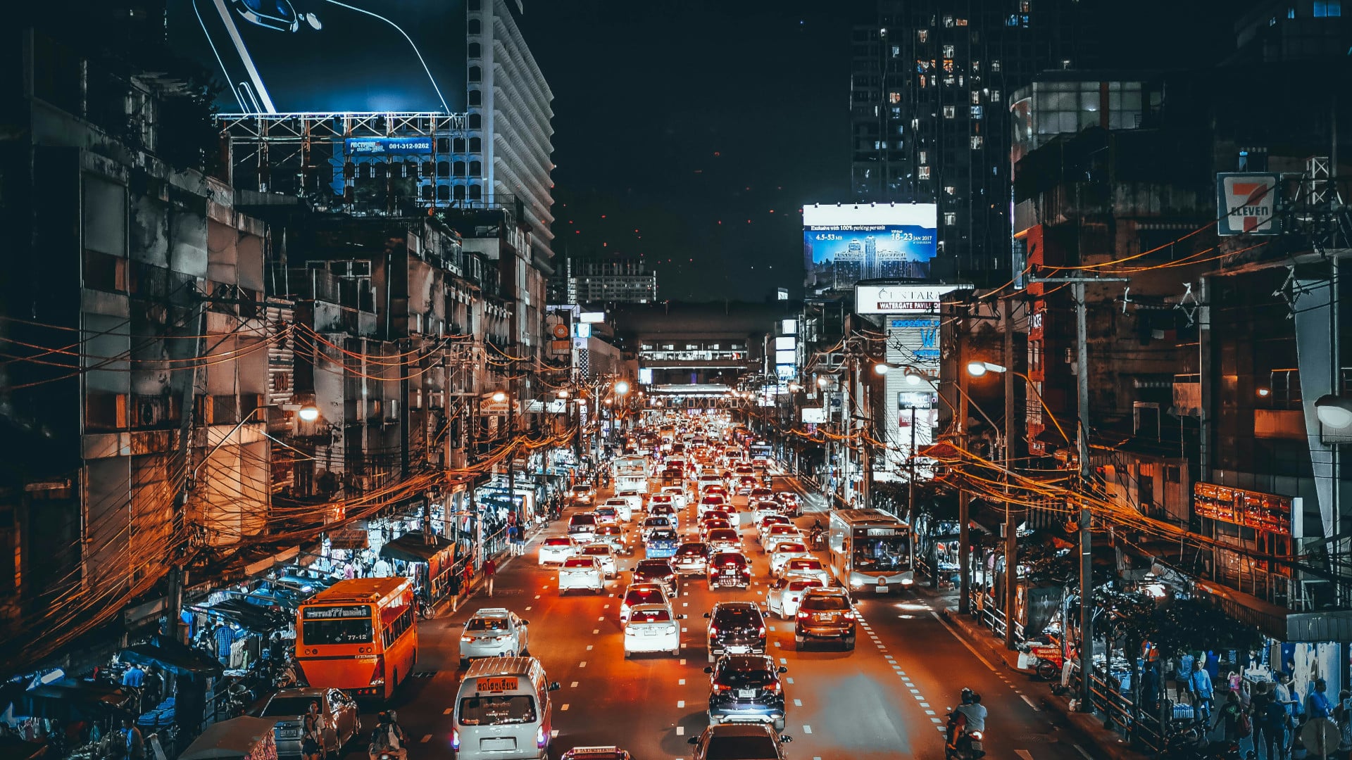 Imagem noturna do trânsito em Bangkok, Tailândia