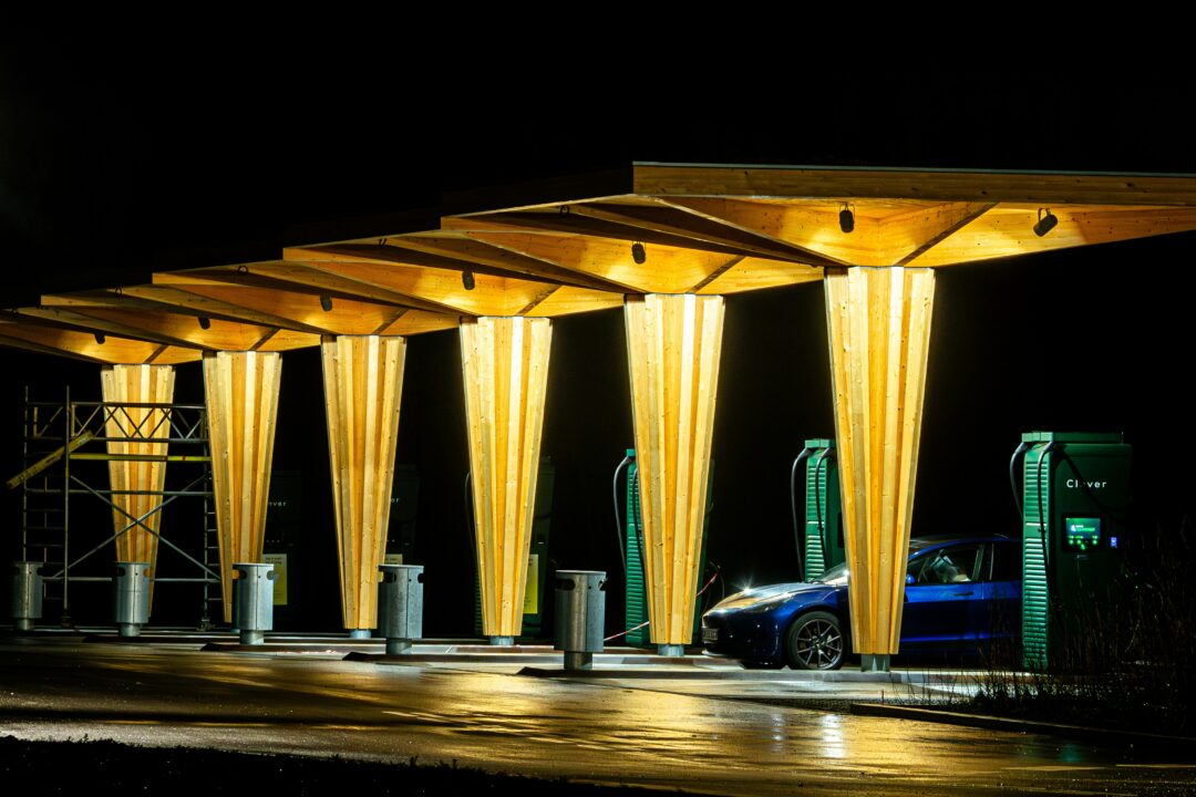 Imagem de um eletroposto com um Tesla carregando
