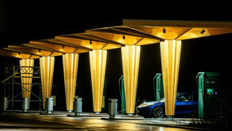 Imagem de um eletroposto com um Tesla carregando
