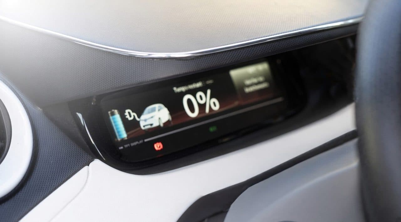 Imagem mostra painel de um carro elétrico com indicador de carga da bateria em 0% (Foto: Freepik/CC)