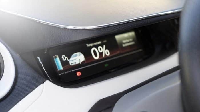 O que acontece se a carga de um carro elétrico chegar a 0%?