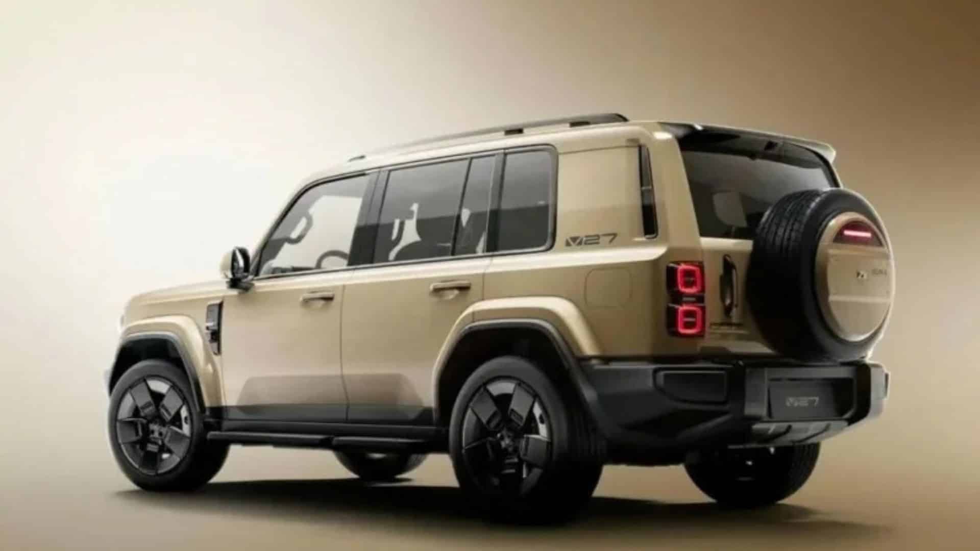 SUV iCar V27 bege visto de traseira em ângulo lateral, mostrando as lanternas verticais de LED, o estepe montado na traseira e o para-choque escuro
