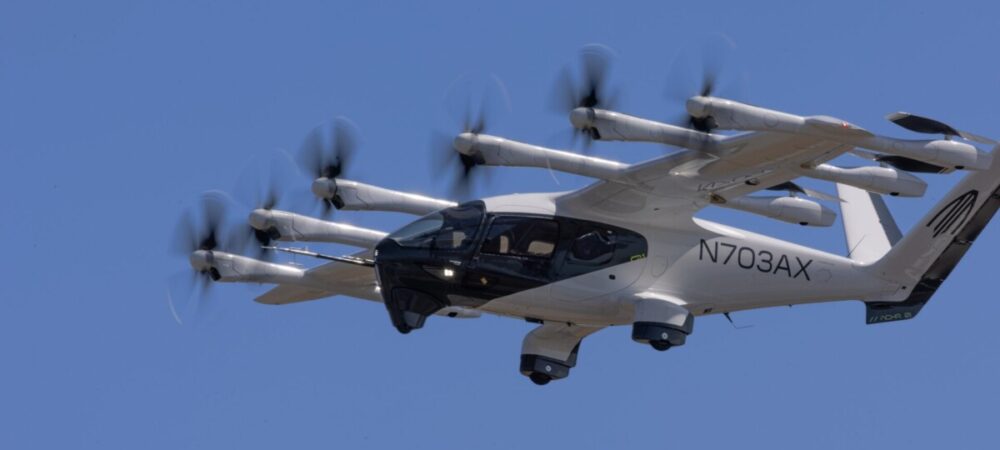 Imagem de eVTOl Archer Midnight durante o voo