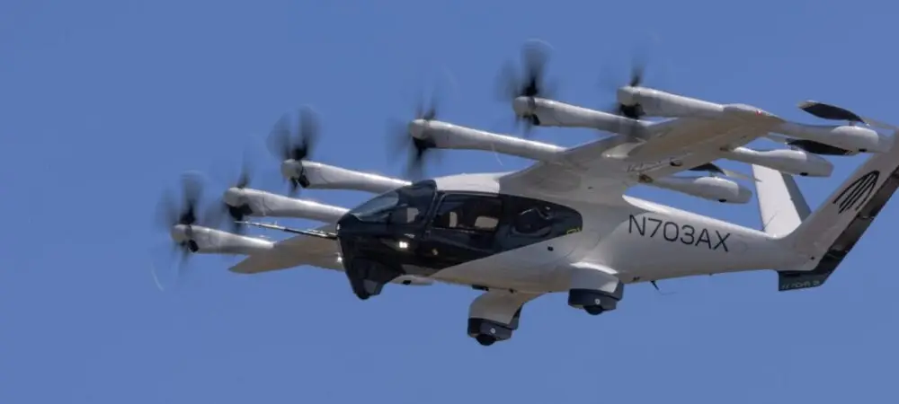 Imagem de eVTOl Archer Midnight durante o voo