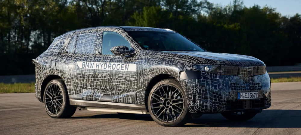 Foto do BMW iX5 a hidrogênio com camuflagem e em testes na Alemanha