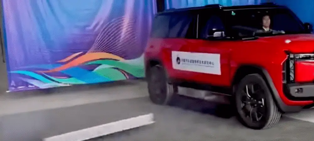 Still de vídeo chinês mostrando carro ejetando bateria pela lateral