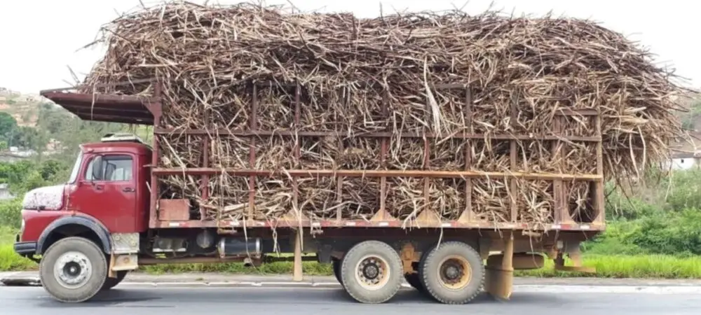 Foto de caminhão de cana antigo e sobrecarregado em Pernambuco