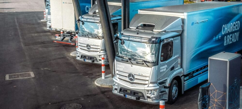 Fotos de caminhões elétricos no posto de carregamento