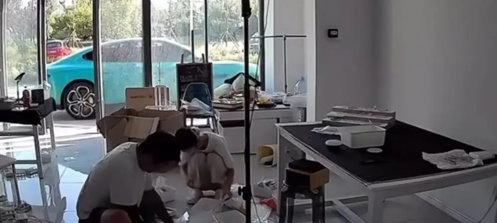 Imagem de vídeo que mostra carro autônomo “fugindo” do dono na China