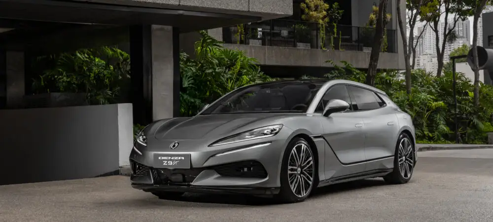 Visão do carro Denza Z9GT se aproximando