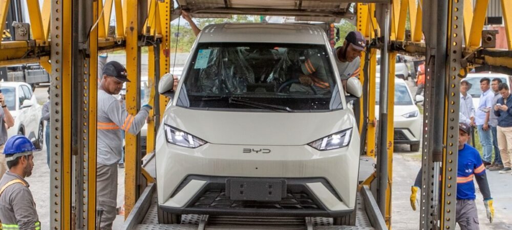 Foto de um carro elétrico BYD Dolphin sendo carregado num caminhão em Camaçari na Bahia