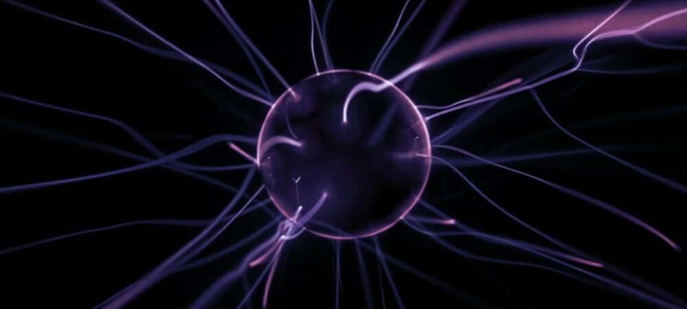 Eletricidade Imagem de raios de plasma saindo de um esfera de vidro