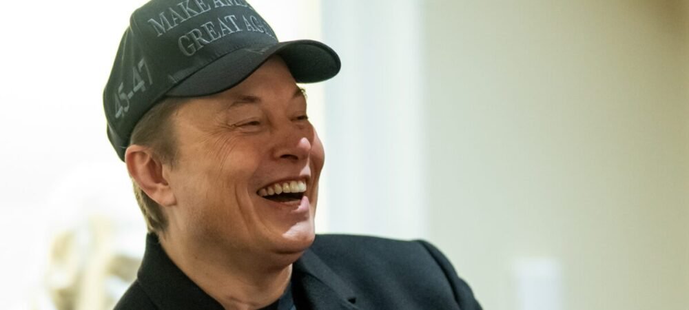 Foto de Elon Musk na Casa Branca em 26 de fevereiro de 2025, usando um boné escuro MAGA