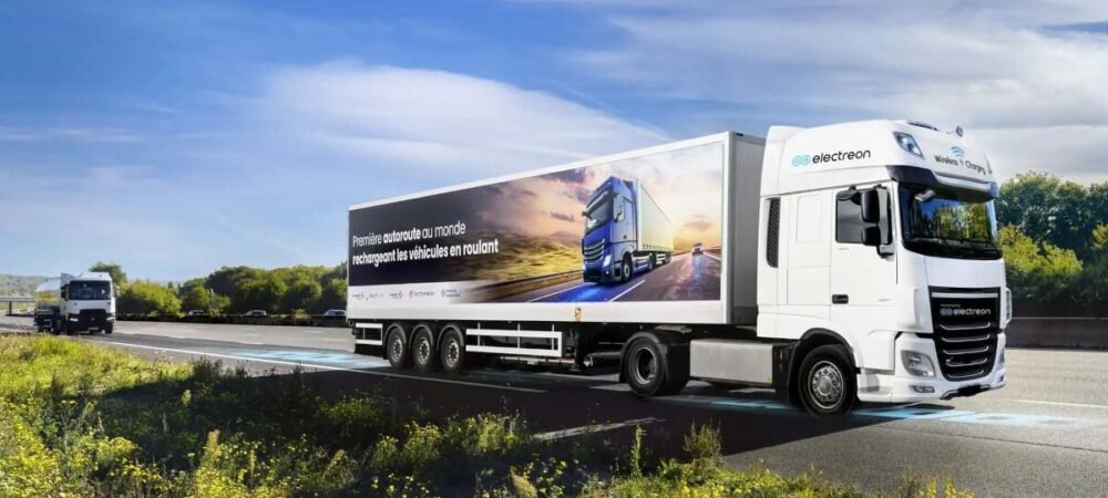 Imagem conceito da estrada com carregamento automático sem fio na França