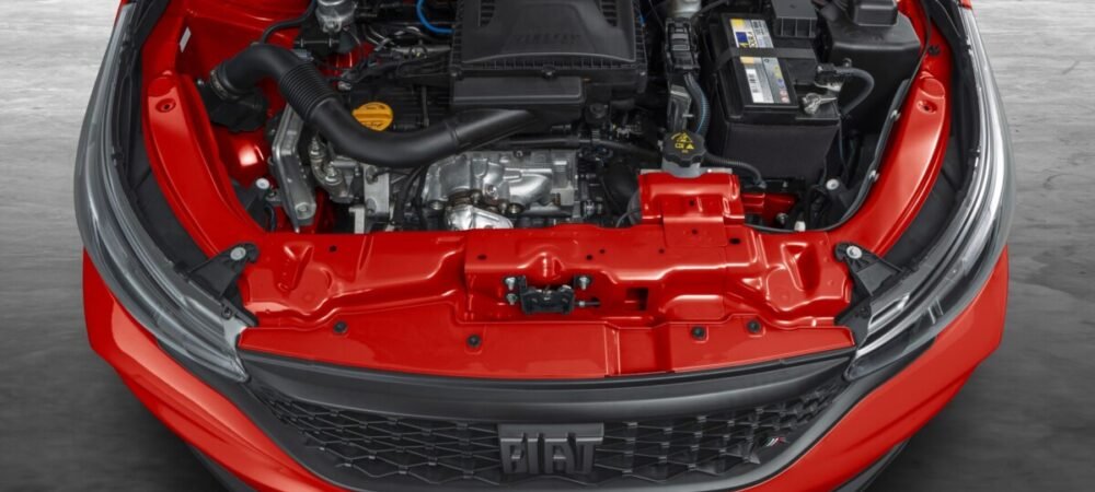 Foto do capô aberto mostrando o motor do Fiat Argo 1.3