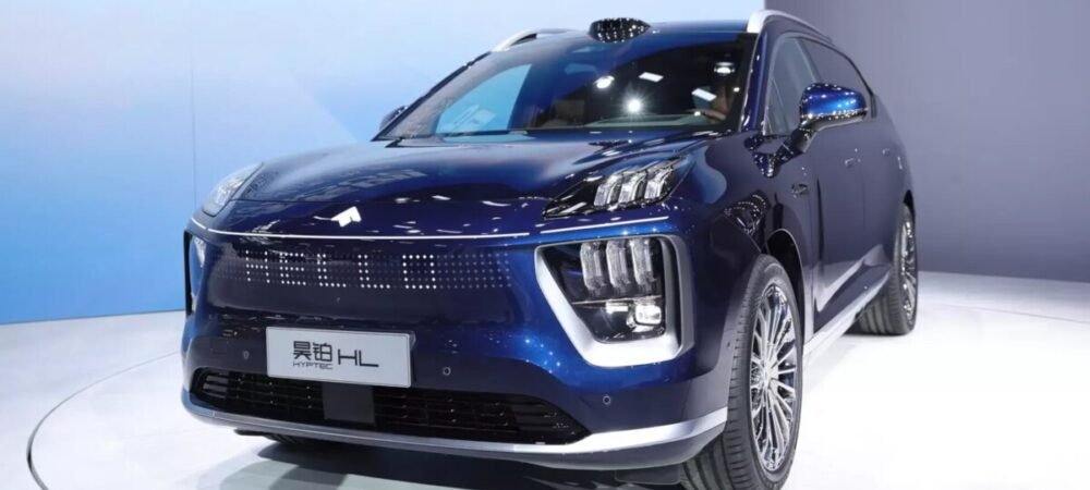 GAC Hyptec HL Visão do carro GAC Hyptec HL, num showroom