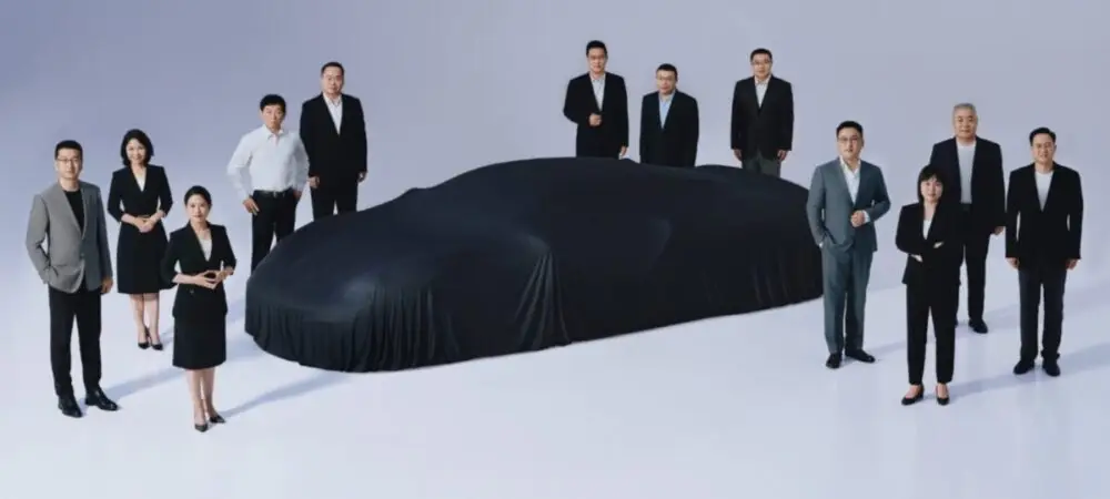 Foto promocional da Great Wall Motors mostrando um carro esportivo coberto e cercado por funcionários da marca