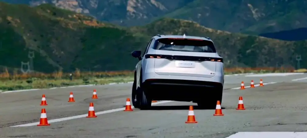 Carro Omoda 7 realizando o teste do alce na China