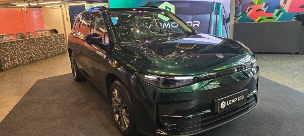 Vista do carro Leap C10 em exposição em São Paulo
