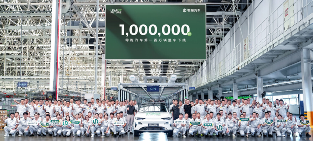 Leapmotor Imagem da fábrica da Leapmotor com funcionários, carro e placa comemorando milionésimo veículo