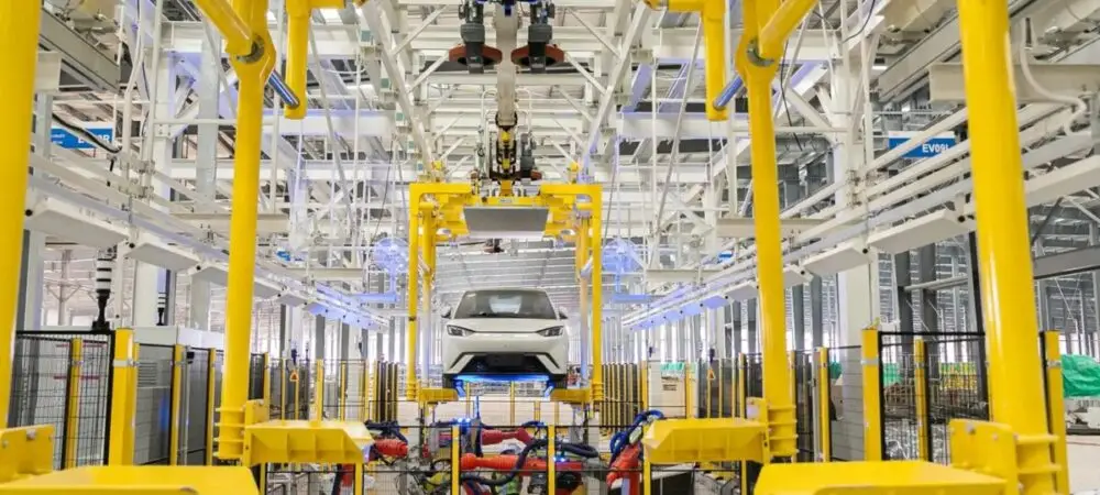 Imagem da linha de produção da BYD no Brasil