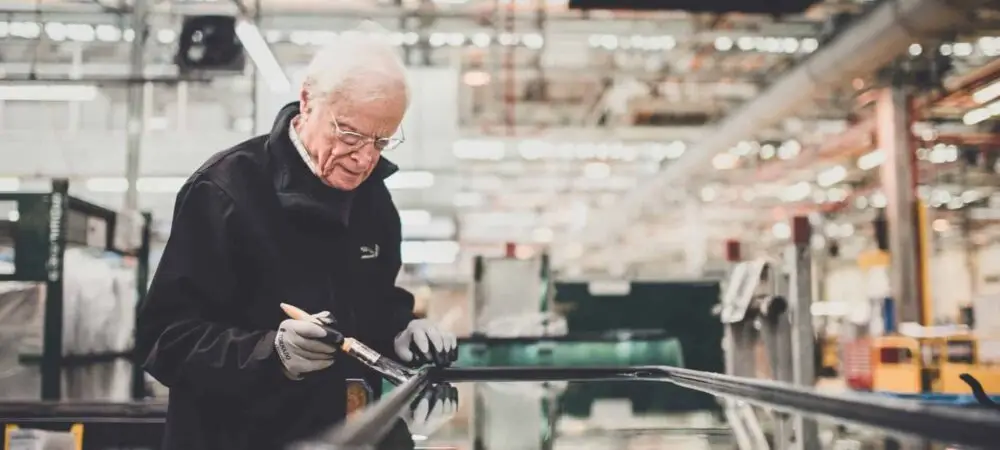 Foto da linha de produção da Jaguar Land Rover no Reino Unido