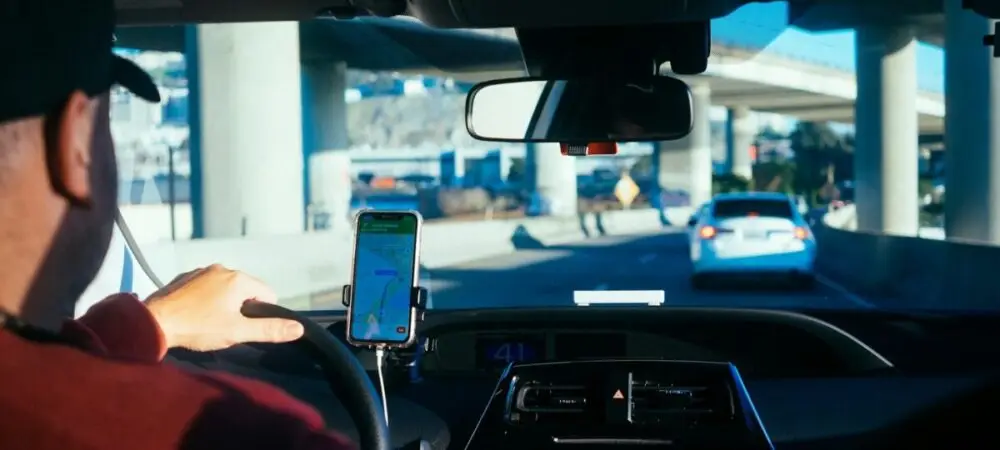 Imagem de motorista de aplicativo dirigindo no trânsito