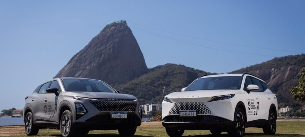 Foto dos carros Omoda 5 e 7 no Rio de Janeiro, com o Pão de Açúcar ao fundo