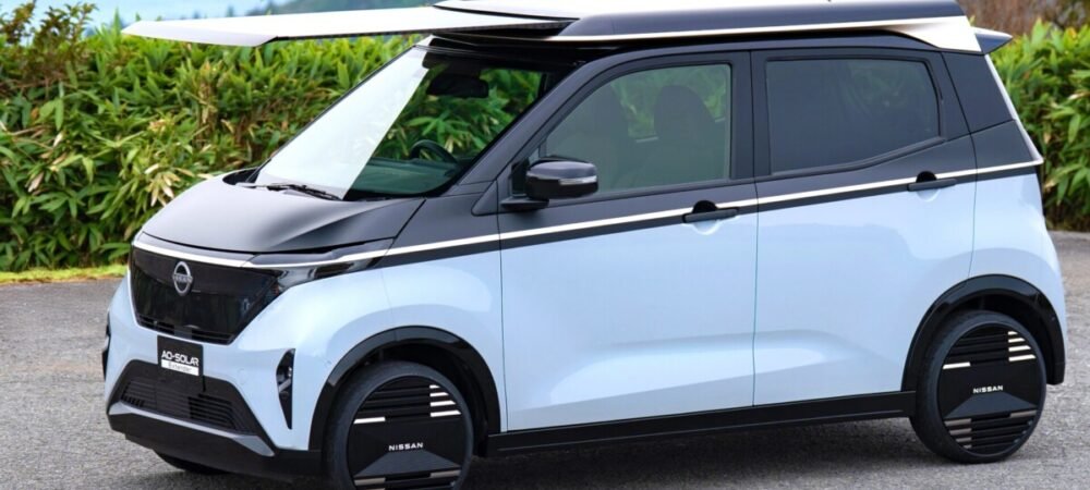 Foto lateral do protótipo Nissan Sakura EV solar, com o painel estendido
