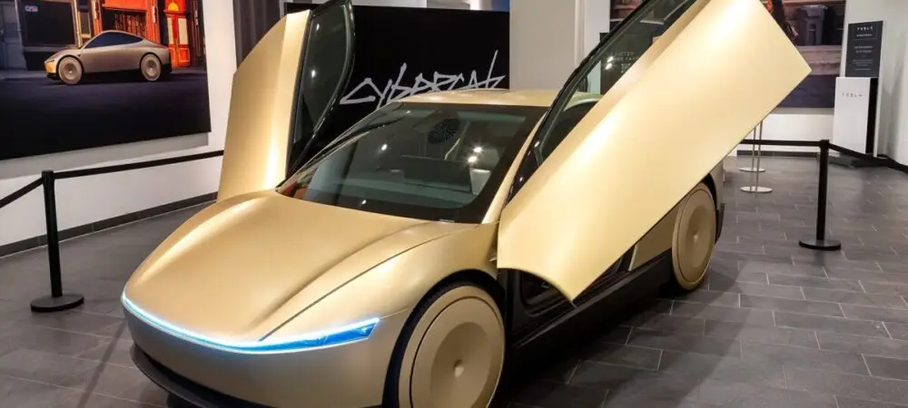 Robotaxi Tesla Cybercab em exposição com as portas abertas