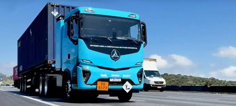 Caminhao elétrico na estrada, fazendo o caminho de subida da Via Anchieta