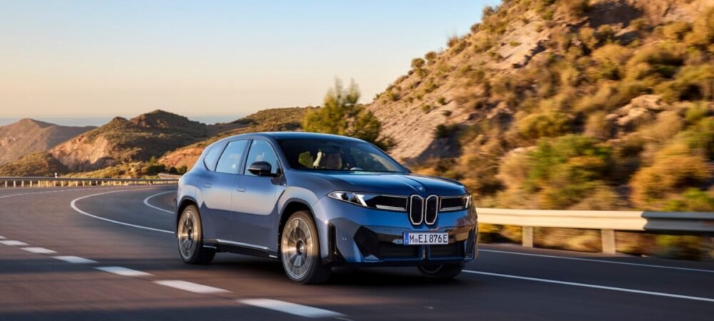 Foto do carro BMW iX3 se aproximando