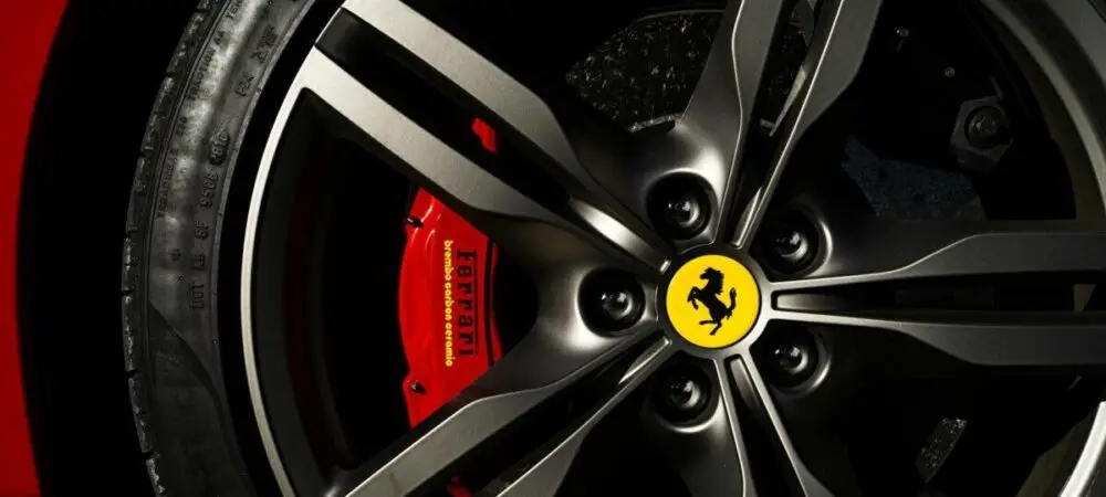 Close-up de uma roda de uma Ferrari