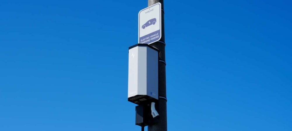 Voltpost Air: carregador de EVs pode ser instalado em poste de luz em apenas 2 horas