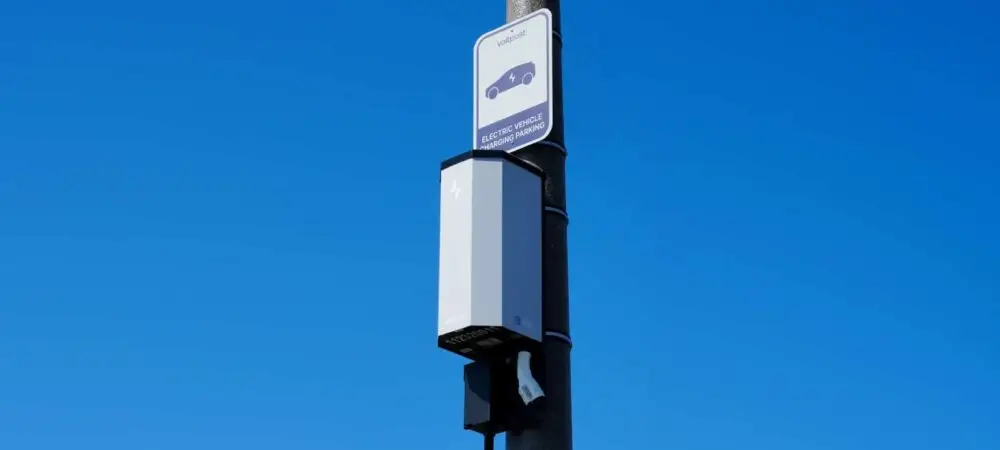 Voltpost Air: carregador de EVs pode ser instalado em poste de luz em apenas 2 horas