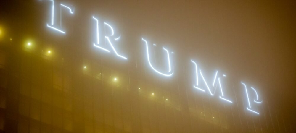 Letreiro "Trump" oculto por nevoeiro