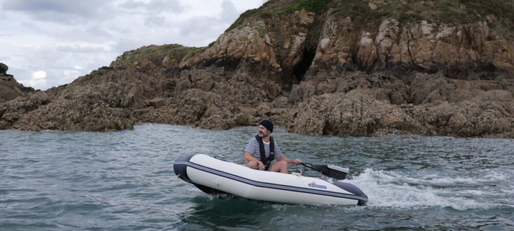 Foto promocional de barco com motor elétrico Yamaha Náutica